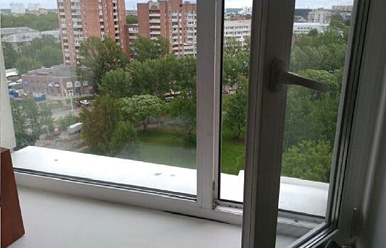 На Ямале госпитализирована женщина, выпавшая из окна второго этажа