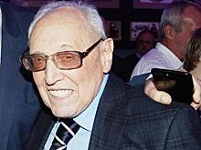 Гроб в цветах на фоне портретов звезд театра: в МХТ имени Чехова началось прощание с Верником