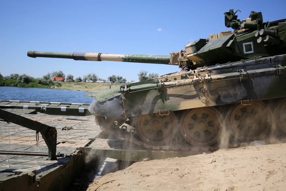 Российский танк Т-90 утопил лодку с диверсантами ВСУ в Днепре