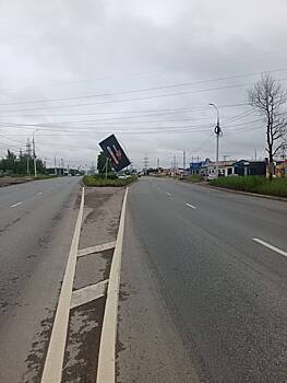 В Ижевске на Воткинском шоссе иномарка врезалась в рекламный щит