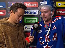 Кузнецов – комику Илье Соболеву о том, какими духами пользуется: «У меня ментоловая штучка есть на джерси. Хочешь понюхать? Как «Звездочка». Нюхаешь и бежишь»