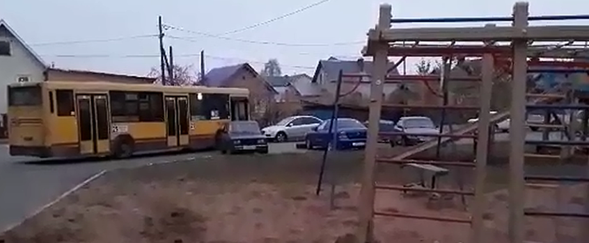 Сломавшего детскую площадку угонщика автобуса из Ижевска могут лишить свободы на пять лет