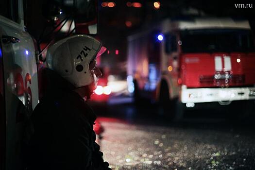 Спасатели эвакуировали восемь человек из пожара на Кантемировской улице