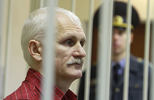 Лукашенко помиловал нобелевского лауреата Алеся Беляцкого