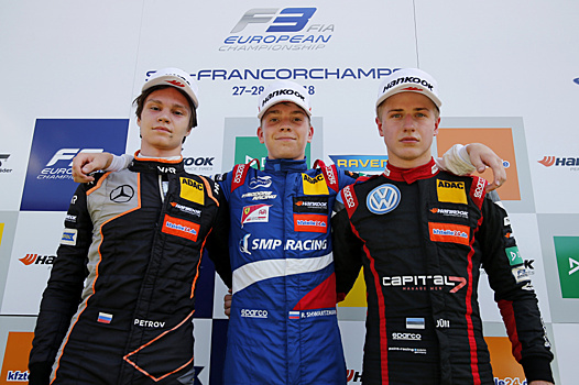 Российский пилот Шварцман стал лучшим среди дебютантов в первой гонке этапа "Формулы-3"