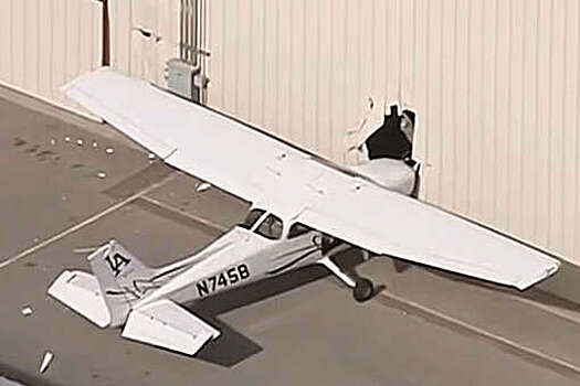 Daily Mail: в США угнанный самолет врезался в здание аэропорта