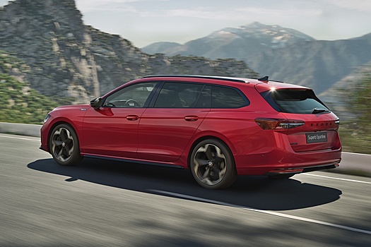 Новая Skoda Superb получила версию "под спорт". Новинку сняли на фото
