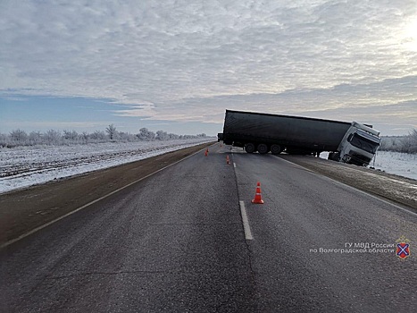В Волгоградской области насмерть разбился водитель фуры