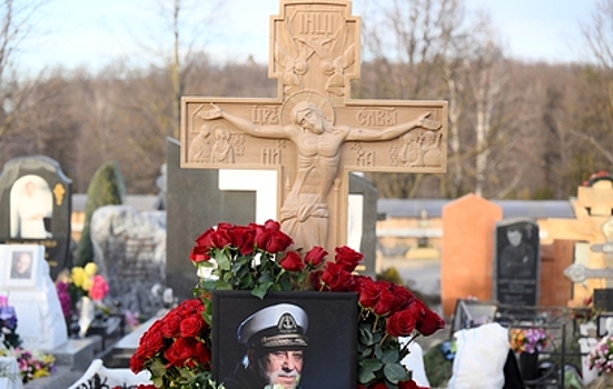 Могилу Киркорова завалило снегом