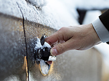 Как попасть в автомобиль, если замёрзли двери и ручки