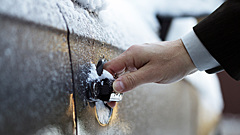 Как попасть в автомобиль, если замёрзли двери и ручки