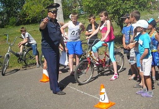 В Иркутске сотрудники ГИБДД обучают юных велосипедистов безопасному вождению