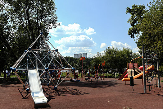 Вместо парковки в Зеленограде сделают современную детскую площадку