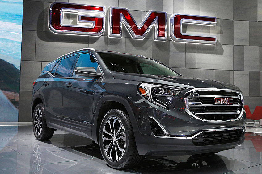 Среднеразмерный кроссовер GMC Terrain второго поколения получил новый дизайн, но стал меньше предшественника. Размер колесной базы уменьшился на 132 миллиметра (до 2725 миллиметров), а длина на 81 миллиметр (до 4630 миллиметров)