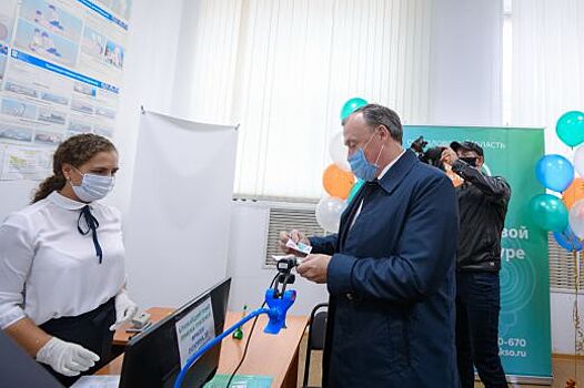 Алексей Орлов получил Единую социальную карту «Уралочка»