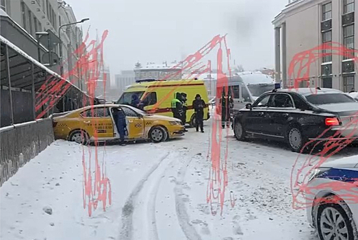 Авария с такси и автомобилем Aurus в центре Москвы попала на видео