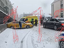 Авария с такси и автомобилем Aurus в центре Москвы попала на видео