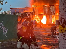 В Москве полыхает ангар на площади 300 «квадратов»