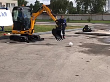 Русская забава: в Нижнем Новгороде сыграли в футбол на экскаваторах. Публикуем видео