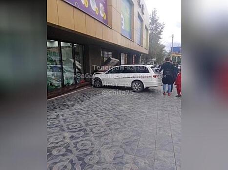 Иномарка протаранила стену торгового центра в Чите