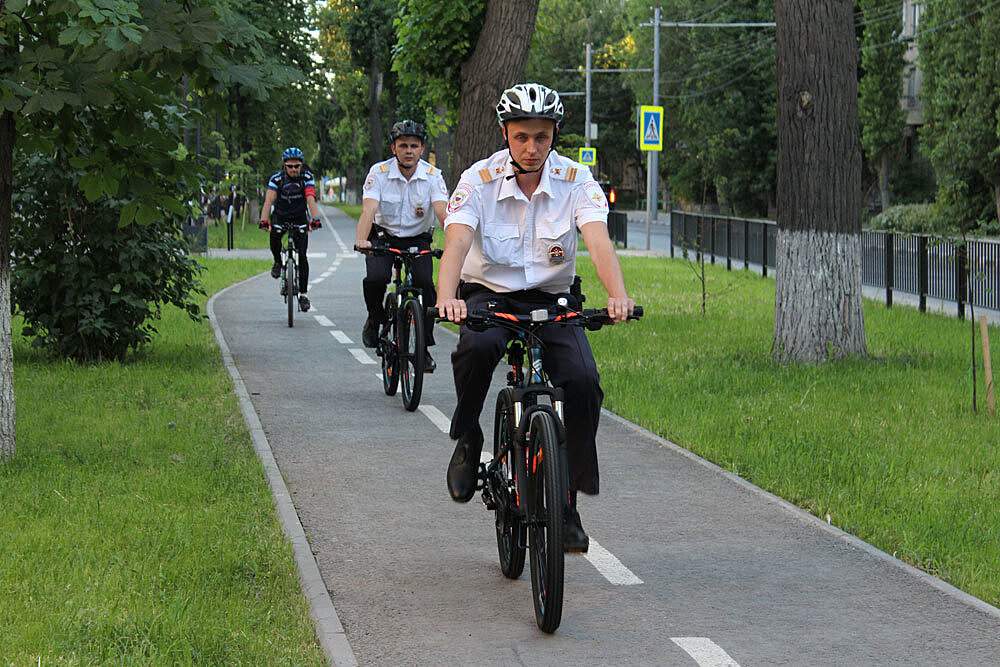 Полицейских Саратова пересадили на велосипеды