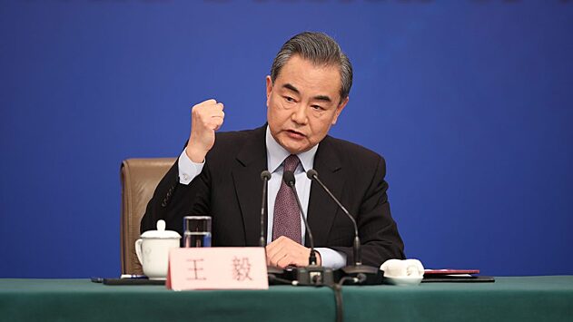Глава МИД Китая Ван И: Пекин отказывается «сидеть сложа руки» в отношении конфликта на Украине