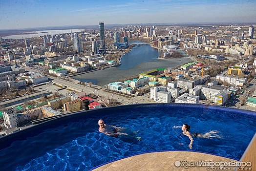 Власти не разрешали строить бассейн на крыше "Высоцкого" в Екатеринбурге