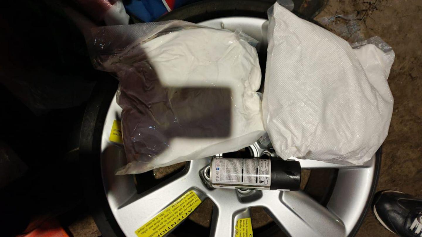 Межрегионального наркокурьера задержали тверские оперативники на трассе М-10 в Калининском районе