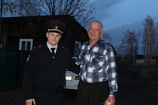 На юге Красноярского края офицер полиции спас мужчину, упавшего из лодки в реку
