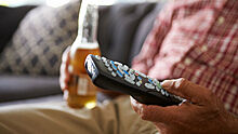 Объяснена опасность просмотра телевизора после алкоголя