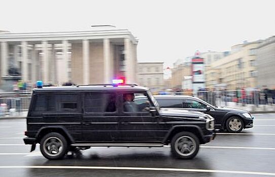 Как не лишится прав, объезжая автомобиль ГИБДД, который стоит неподвижно с включенными проблесковыми маяками
