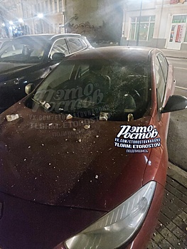Кирпич разбил лобовое стекло машины: в Ростове рушится дом на Московской