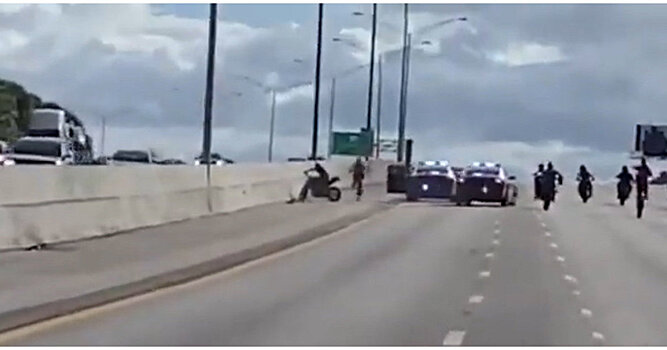 Daily Mail (Великобритания): суперкоп! Полицейский из Флориды задержал байкера после того, как протаранил его патрульной машиной. Благотворительная акция по борьбе с раком молочной железы обернулась погоней