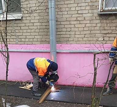 Коммунальщики привели в порядок водосток в Вокзальном переулке