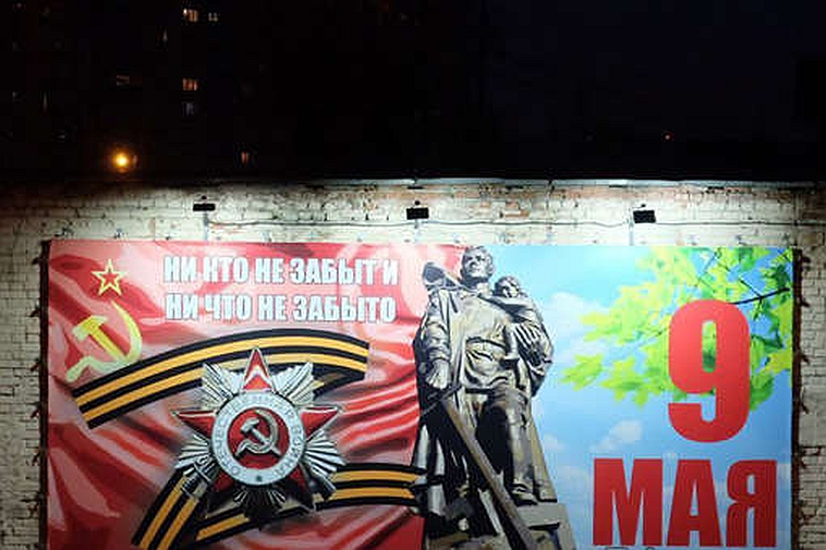 Мужчина разорвал баннер к 80-летию Победы в Выборге