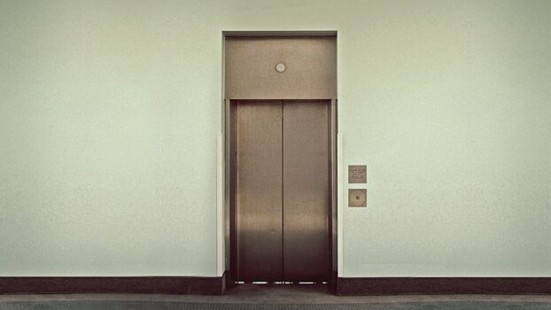 Рэпер Кажэ Обойма больше месяца добивается, чтобы в его подъезде в Петербурге заработали лифты