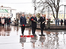 Представители деловых кругов Санкт-Петербурга начали свой визит на Вологодчину с возложения цветов к «Вечному огню»
