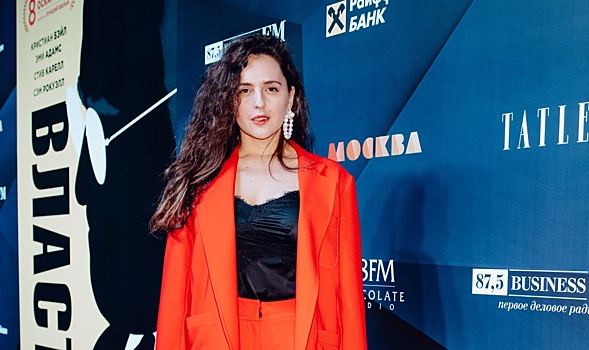Шумакова пришла на открытие «Недель «Оскара» — 2019» в коралловом костюме, Маликова — в лакированных лосинах, а Зыкова — в «рваных» брюках