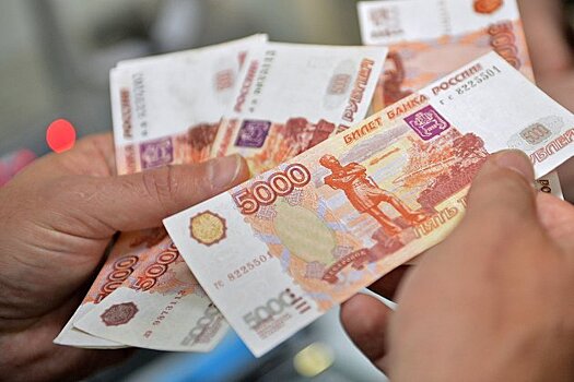 Рубль замедлил снижение к доллару