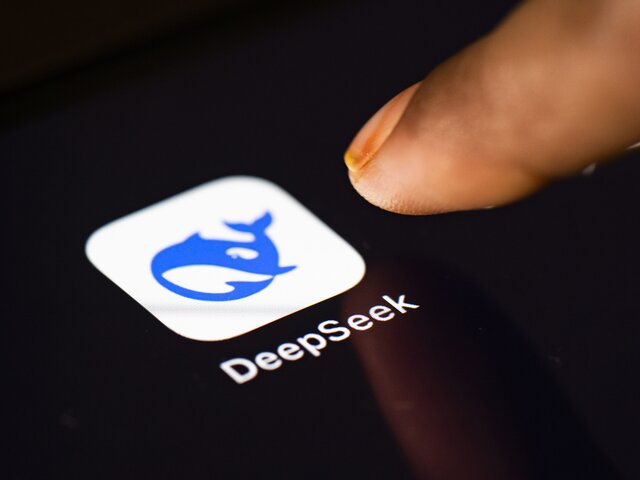 РКН опроверг введение ограничений в отношении нейросети DeepSeek