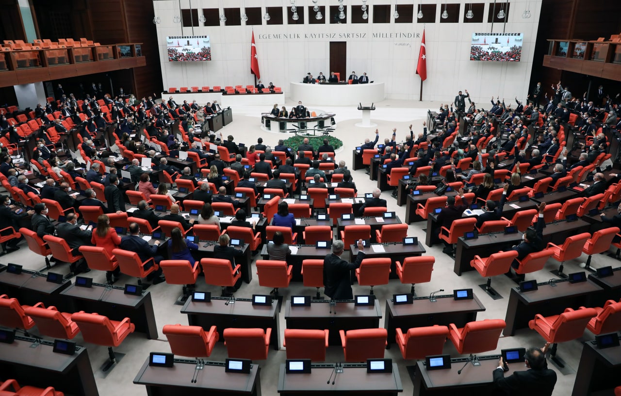 В Турции обсуждение бюджета закончилось дракой депутатов