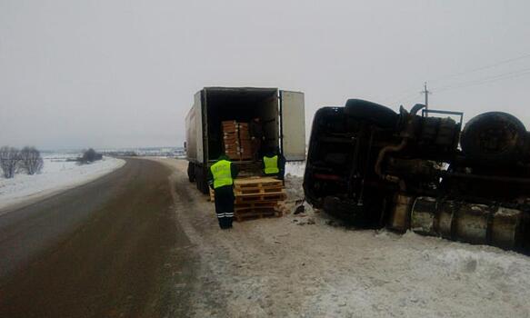 В Кировской области на трассе перевернулся грузовик