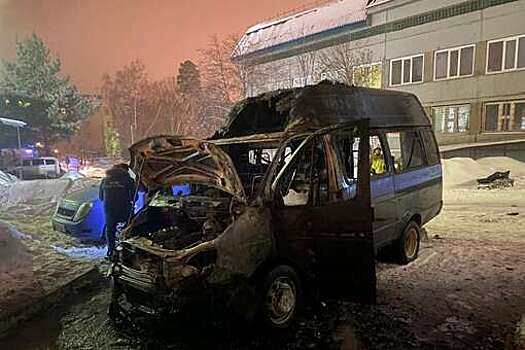Фургон ритуальной службы полностью сгорел в Железногорске