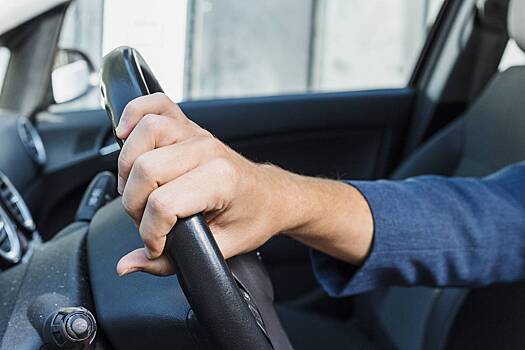 Мужчина мочился в банку пива за рулем и попал в аварию