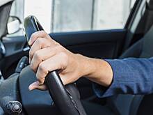 Мужчина мочился в банку пива за рулем и попал в аварию