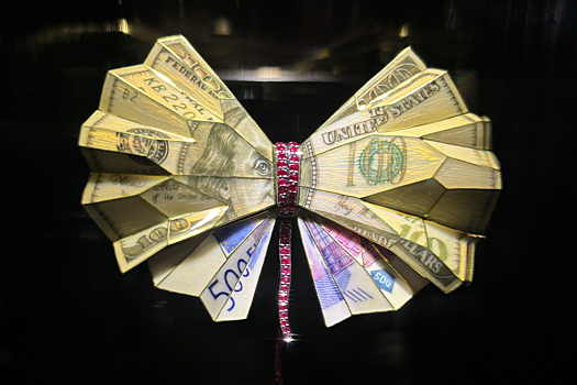 Бабочки летают, бабочки: в ГИМ открылась бриллиантовая выставка