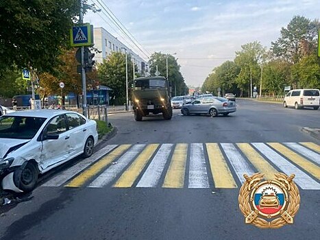 На Невского столкнулись две легковушки, от удара одна из них вылетела на тротуар и сбила пешехода