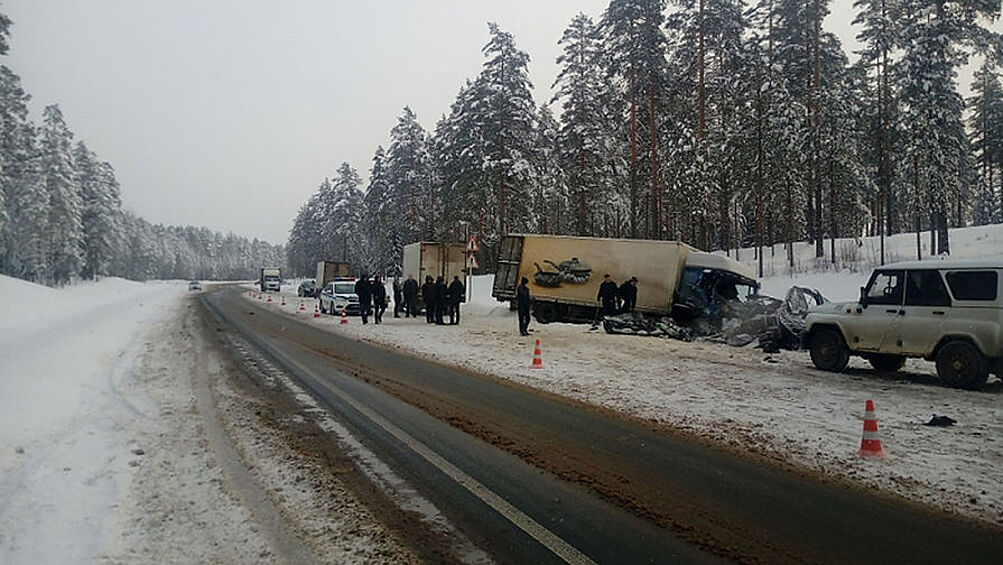 Судя по видео с места аварии, дорога на данном участке двухполосная и находится в довольно приличном состоянии