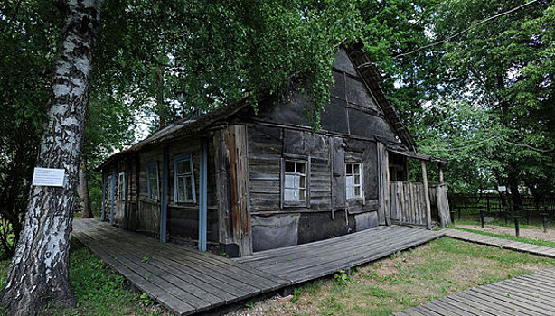 Старый, покосившийся столетний дом в псковской деревушке: Дом Довлатова в Пушкинских Горах