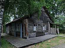 Старый, покосившийся столетний дом в псковской деревушке: Дом Довлатова в Пушкинских Горах